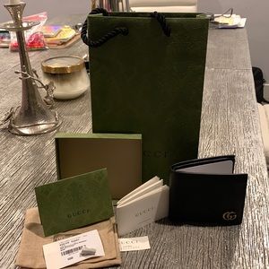 New Gucci mens bifold wallet